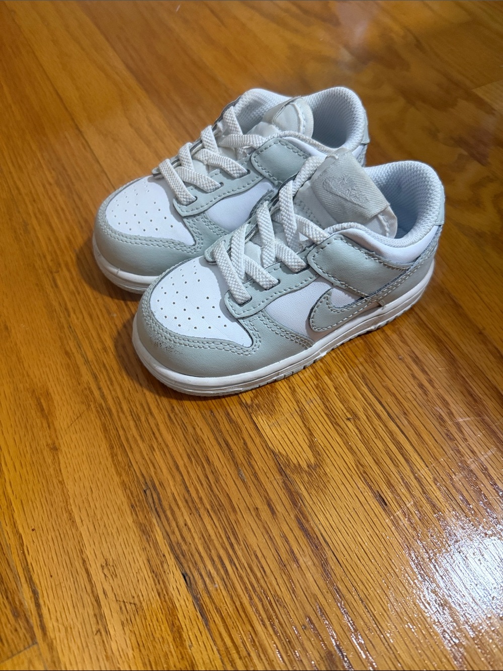 Nike Kids Low-Top Sneakers in Light Gray and White